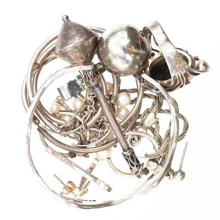 Diverse silver, defekter, stenar, ojämnheter, 830-925/1000 silver.  Vikt: 52,6 g