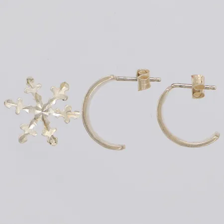 Ett par örhängen, längd 13mm, bredd 6,9mm, Guldfynd, 1 Hänge snöflinga längd 14mm, 925/1000 silver Vikt: 3,6 g