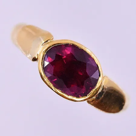 Ring med röd sten stl: 17 bredd 4-8 mm 23K. Vikt: 10,1 g