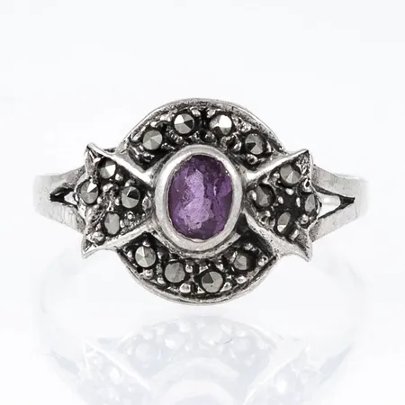 Ring med lila sten och markasiter stl:17½ bredd 1,8-11,5mm, silver 925/1000 2,1g.