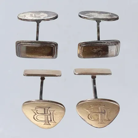 Två pr manschettknappar gravyrer Silver 830/1000. Vikt: 24 g
