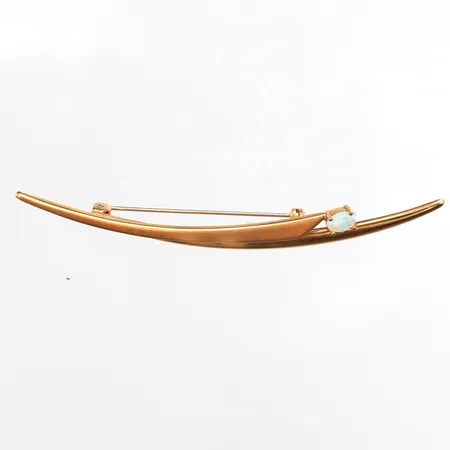 Brosch med opal, längd 2,4-8,5mm, bredd 69,5-87,4mm, 18K. Vikt: 5,1 g