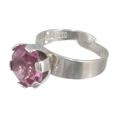 Retro Ring 1970-tal silver 925/1000 rosa sten, stl:18¼ mm (justerbar skena), skena bredd omkring 4 mm, dekor Ø12 mm, uppbyggnad 9 mm, tillverkare Hedbergs Guld Dalsjöfors 1978, sten utan anmärkning, skena med någon ojämnhet Vikt: 4,5 g