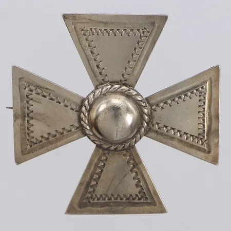 Brosch, Sankt Georgs-kors, 39mm, Nordiska Juvelaktiebolaget Stockholm, år 1931, lätta märken, 830/1000 silver Vikt: 5,1 g