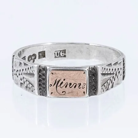 Ring med gravyr "Minne" stl:18½ bredd 3,2-5,8mm, U6 (1898), CGH (Carl Gustaf Högstedt, Kalmar), kattfot, silver 2,3g.