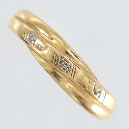 Ring med diamanter 3 x 0,005ct stl:18 bredd 5mm GHA 18K Vikt: 1,9 g