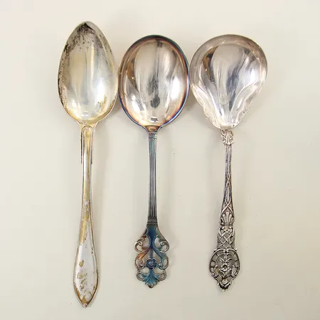 Diverse silverskedar olika modeller/storlekar silver 830/1000 Vikt: 153,8 g på auktion i Solna hos Pantbanken Sverige