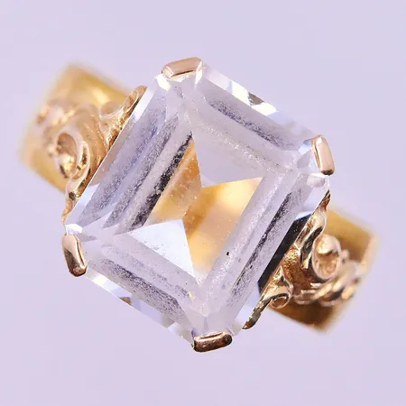 Ring med vit sten stl: 17 bredd 6-12 mm graverad 23K. Vikt: 7,3 g