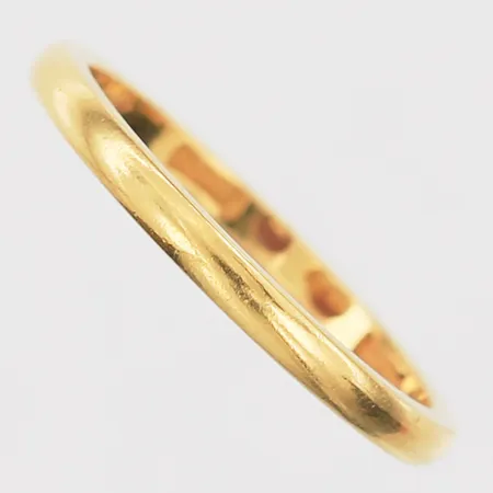Ring slät, stl17½, bredd 2mm, CG Hallbergs Guldsmeds AB, Stockholm 1940, gravyr, 20K Vikt: 2,9 g