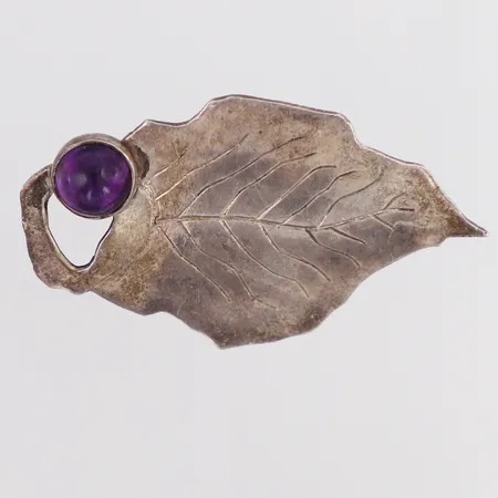 Brosch ametist längd 50mm, HMH Margareta Stockholm år 1963, silver Vikt: 9,7 g