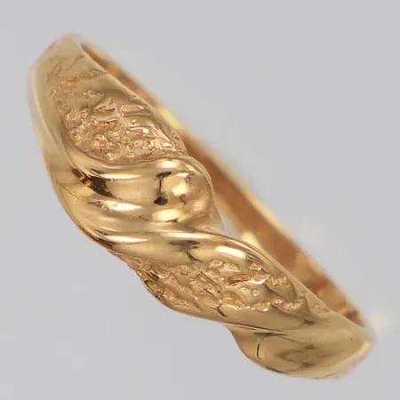 Ring stl: 16¾ bredd 5,5mm Bengt Hallberg år 1970 18K  Vikt: 1,7 g