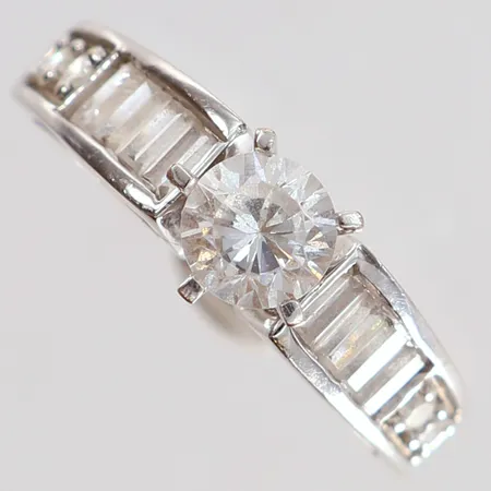 Ring med vita stenar stl:16¾ bredd 1,5-6,5mm vitguld 18K.  Vikt: 3,8 g