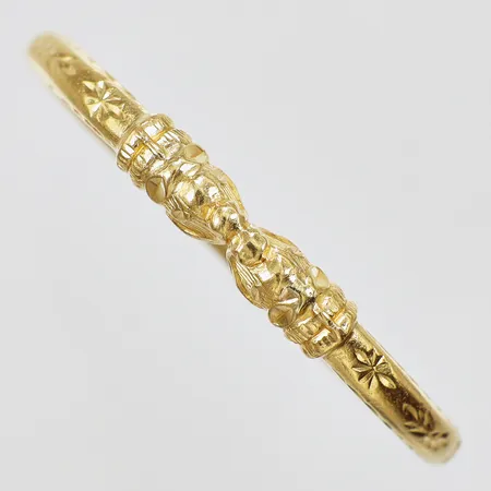 Armring med mönstrad dekor Ø ca 57x60mm bredd: ca 7mm ostämplad 21K Vikt: 28,1 g