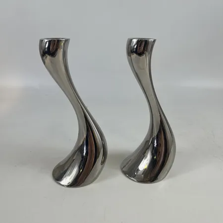 Par ljusstakar Georg Jensen, Cobra, blankpolerat stål, höjd 20cm, bruksslitage, något repiga, inga tillbehör. 