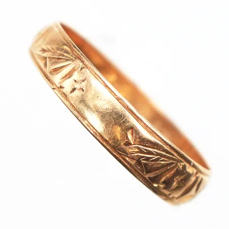 Ring mönstrad, stl:19, bredd 4,5mm, gravyr, 18K. Vikt: 2,7 g