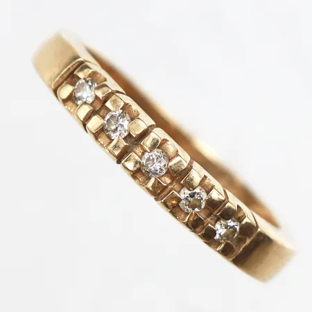 Ring med vita stenar, stl:18¼, bredd 3,7mm, 14K. Vikt: 3,7 g