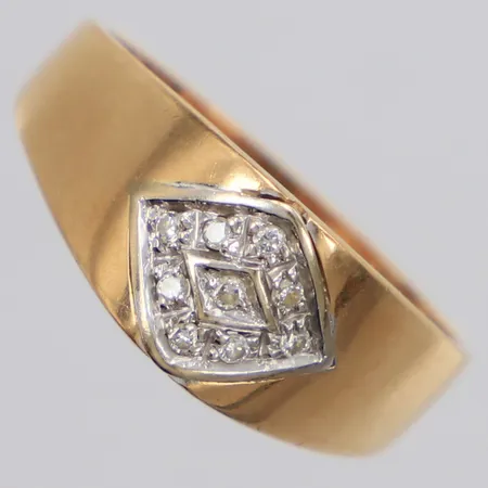 Ring med briljantslipade diamanter 0,08ctv, stl: 17, bredd 7,7mm, GE, repor, 18K Vikt: 3,8 g