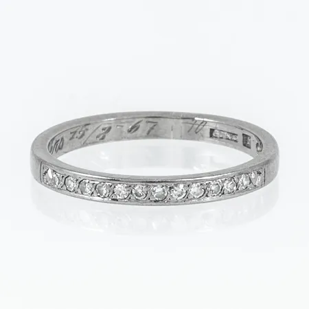 Ring med 12 x ca 0,02ct 8/8-slipade diamanter stl:17¼ bredd 2,2mm, gravyr, vitguld 18K 2,6g. 