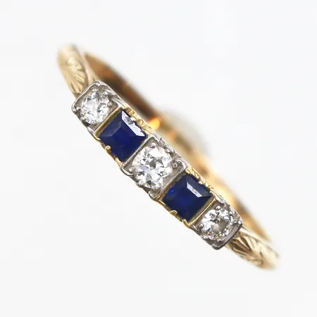 Ring med diamanter och safirer, 1 x ca 0,10ct, 2 x 0,05ct, stl:19, bredd 1,2-3,5mm, 14K. Vikt: 2,7 g