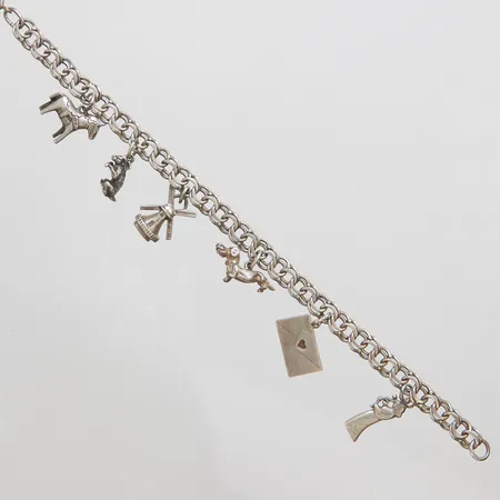 Armband Bismarck med sex berlocker längd: 19,5cm, bredd: 7mm, lås och två berlocker i oädelmetall, silver 830-925/1000 bruttovikt 21,8g.