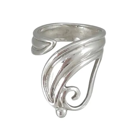 Ring vintage-stil silver, stl:18¾ mm, skena bredd 6 mm, dekor bredd 25,5 mm, förefaller ostämplad Vikt: 7,1 g