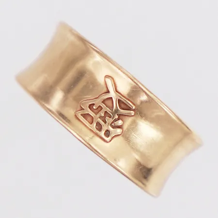 Ring kinesisk tecken stl:17½, bredd 6,7-8,6mm, skev, 18K  Vikt: 2,2 g