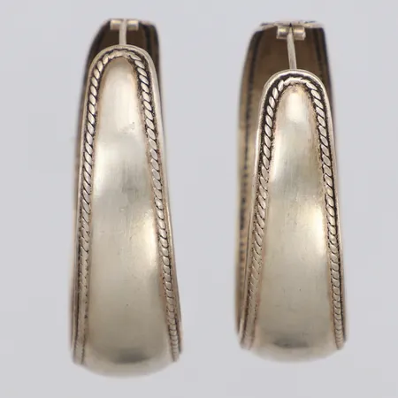 Ett par örhängen, creoler, längd 43mm, bredd 14,5mm, 925/1000 silver Vikt: 14,7 g