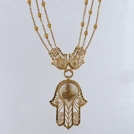 Collier med integrera hänge kulor samt emaljdekor längd 44cm bredd 2,7-27,5mm 21K.  Vikt: 23 g