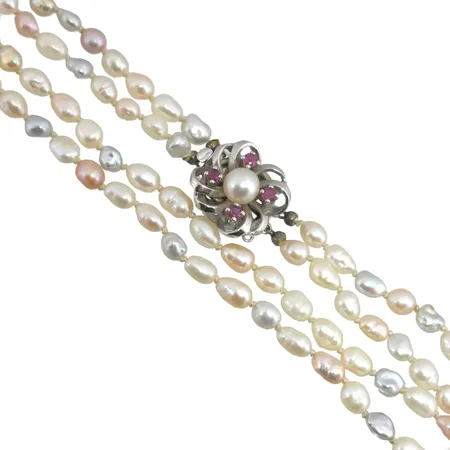 Pärlcollier lås i silver 925/1000 Rubiner (syntetiska), dubbelradigt, odlade sötvattenspärlor i olika färgtoner bl.a. rosa, fin lyster, längd 48,5 cm, stort lås i silver 925/1000, mönstrad/vriden dekor 18,5x18,5 mm, Rubiner, tillverkarstämpel JKa, vikt 34,7 gram Vikt: 34,7 g
