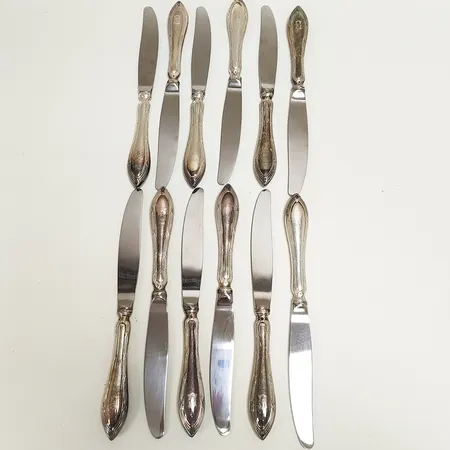 12 Bordsknivar längd: 24cm, blad i rostfritt stål, monogramgravyr, silver 830/1000 bruttovikt 874,2g. 