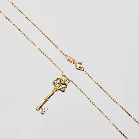 Collier med integrerat hänge med vita stenar längd: ca 42cm bredd: ca 1-10mm hängande del längd: ca 2,7cm bredd: ca 2-10mm 18K  Vikt: 3 g
