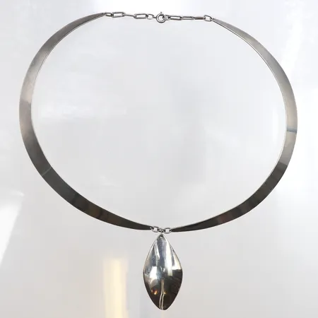 Collier Stig Nolin, Galleri 3 Stig Nolin 1984, längd 35cm, bredd 4-11,8mm, hänge 23,8 x 47mm, med etui, 925/1000 silver. Vikt: 51,1 g
