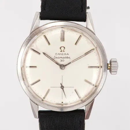 Herrur Omega Seamaster 30 Ø35mm stål, manuell, serienr:18962762, caliber:269, referensnr:12500362, stavindex, sekundvisare, svart läderband ej original, bakboett med repor, plastglas med mindre repor, vit urtavla med smärre färgbortfall längs kanten ca kl 3 - 5, inga tillbehör. Vikt: 0 g