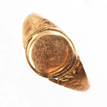 Klackring, stl:16, bredd 0,7-9,2mm, skev skena, ojämn, 18K. Vikt: 1,8 g