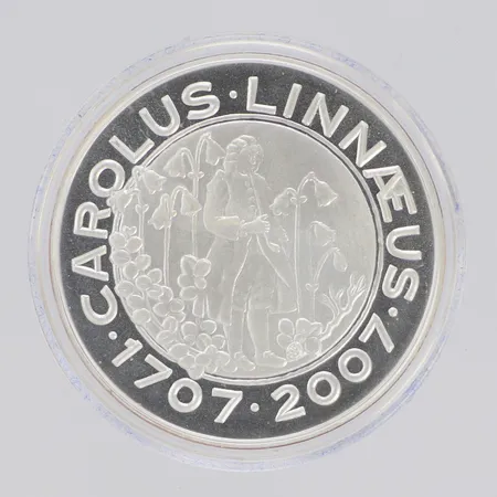 Minnesmynt Carl von Linné 1707-2007, Ø36mm, 200kr, Sveriges Riksbank, 925/1000 silver, plastetui Vikt: 27 g