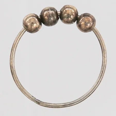 Ring med obundna silverpärlor, stl17½, bredd 4mm, silver 925/1000 Vikt: 0,9 g