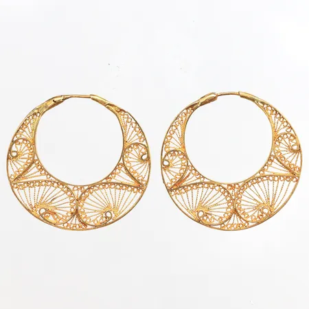 Örhängen, Ø36,8mm, bredd 1,6mm, något ojämna i form, 18K. Vikt: 10,9 g