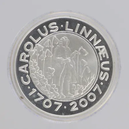 Minnesmynt Carl von Linné 1707-2007, Ø36mm, 200kr, Sveriges Riksbank, 925/1000 silver, plastetui Vikt: 27 g