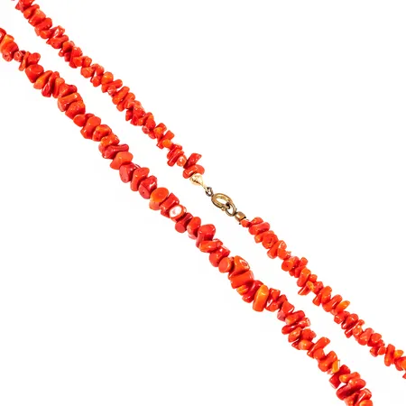 Collier Korall längd 52cm bredd ca 3,5-7mm, lås i gulmetall.