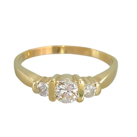 Diamantring i 14K guld, Diamanter 1x 0,50ct + 2x 0,10ct, cirka Top Cape (K) / P1, stl:20½ mm, bredd 2 - 5,3 mm, fint skick Vikt: 4,7 g