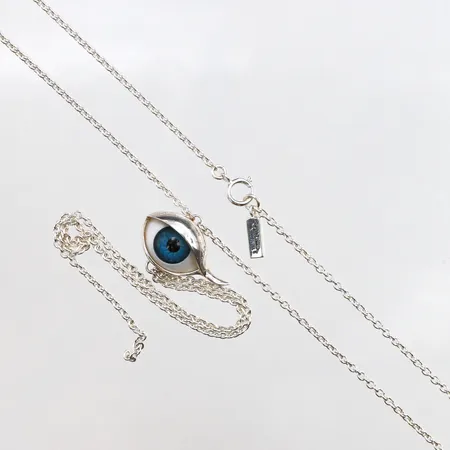 Collier Evfa Attling, längd 50cm, bredd 1,3mm, hänge 135,2 x 20,9mm, 925/1000 silver. Vikt: 10 g