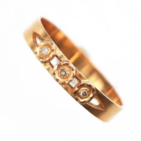 Ring med små diamanter, GFAB, stl:17, bredd 3,3mm, 18K. Vikt: 1,4 g