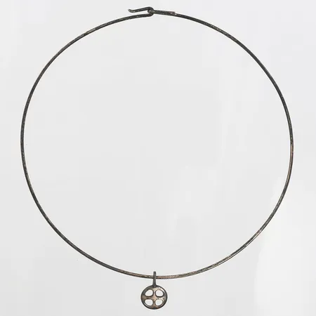 Collier stelt med hänge solkors, Ø 12,5cm, bredd hänge 13mm, Silversmederna Ibe Dahlqu, Tingstäde 1986, silver 925/1000 Vikt: 9 g