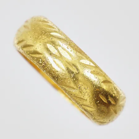 Ring mönstrad dekor stl: ca 17½ bredd: ca 7mm Thaiguld ½ baht 23K Vikt: 7,3 g