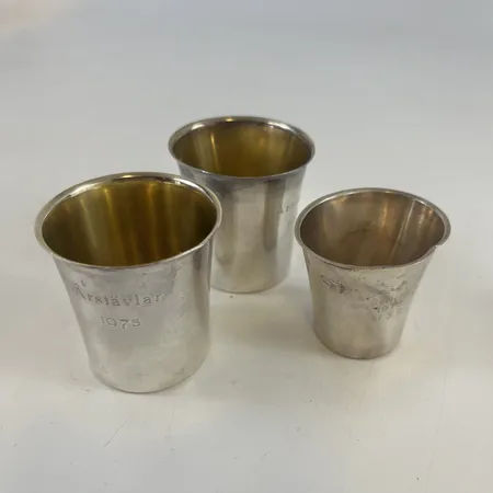 3 koppar, förgylld insida, höjd 4-4,8cm, Ø36-45mm, ojämn form, bucklor, repor, gravyr, 830/1000 silver. Vikt: 58,8 g