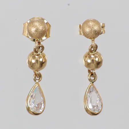 Ett par örhängen med vit sten längd: ca 2cm bredd: ca 1-4mm GHA 18K Vikt: 1,2 g