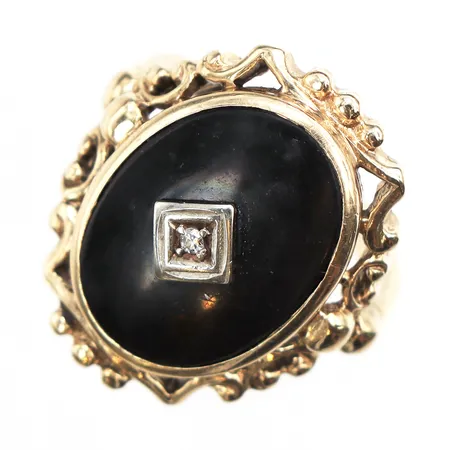 Ring med onyx och vit sten, stl:16, bredd 1,6-20,7mm, något skev skena, 14K. Vikt: 4,1 g Skickas med postpaket.