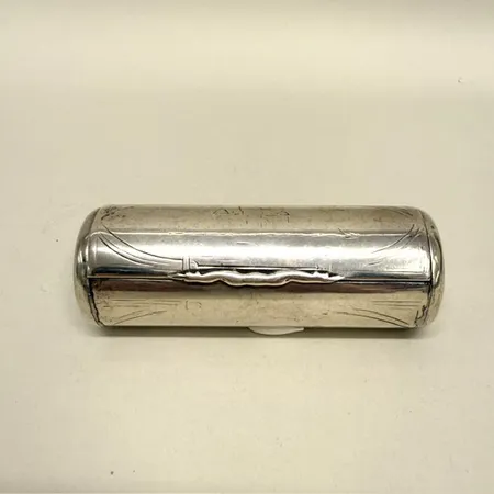 Snusdosa längd 95mm, Ø35mm, förgylld insida, monogram, otydlig stämpel, lätta bucklor, 830/1000 silver Vikt: 109,1 g