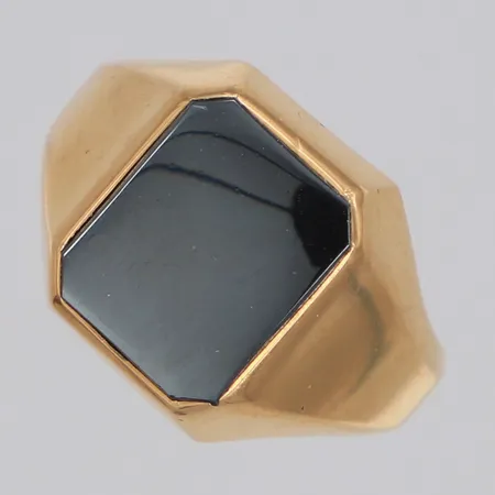 Klackring med hematit, stl 18¾, bredd 14,4mm, 18K  Vikt: 6 g