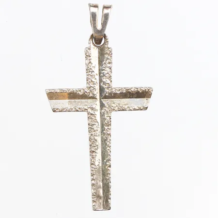 Hänge kors, längd 32,4mm, bredd 3-16,6mm, hamrad yta, 925/1000 silver. Vikt: 1,5 g